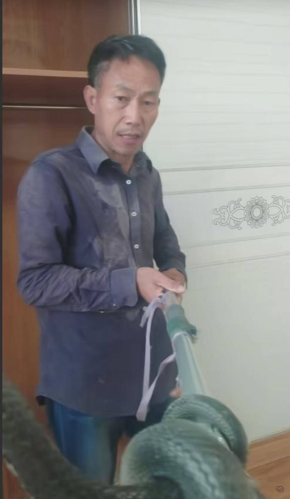 “蛇被我甩开了<strong></p>
<p>usdt价格usdt什么意思</strong>,没完全注射毒液”,湖南直播抓蛇被咬伤网红被警方拘留后发声道歉