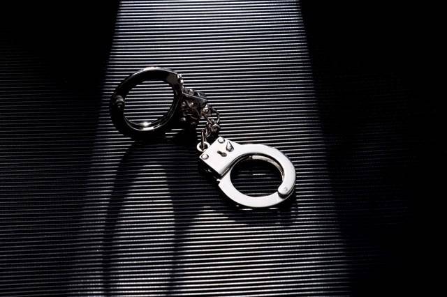 17岁女孩被继父强奸时不敢反抗<strong></p>
<p>usdt官网</strong>,曾目睹其家暴生母 法院:继父构成强奸罪