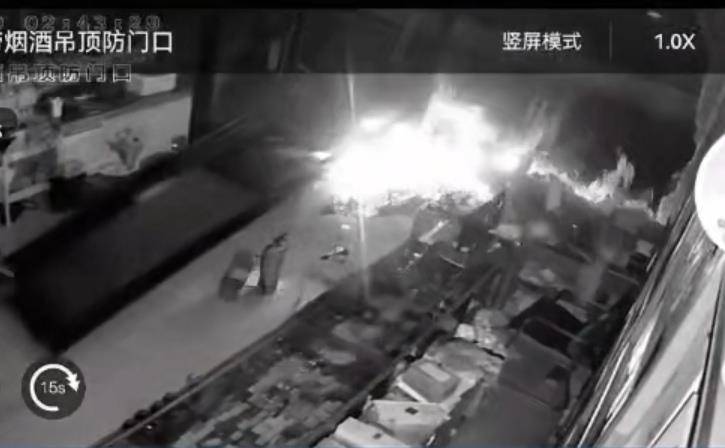 多名男子开越野车撞开烟酒店大门行窃<strong></p>
<p>usdt官网</strong>，失主报案称损失超20万元，警方回应