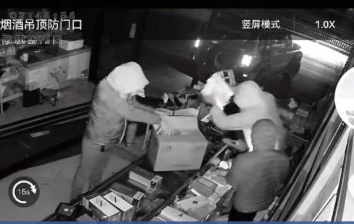 多名男子开越野车撞开烟酒店大门行窃<strong></p>
<p>usdt官网</strong>，失主报案称损失超20万元，警方回应
