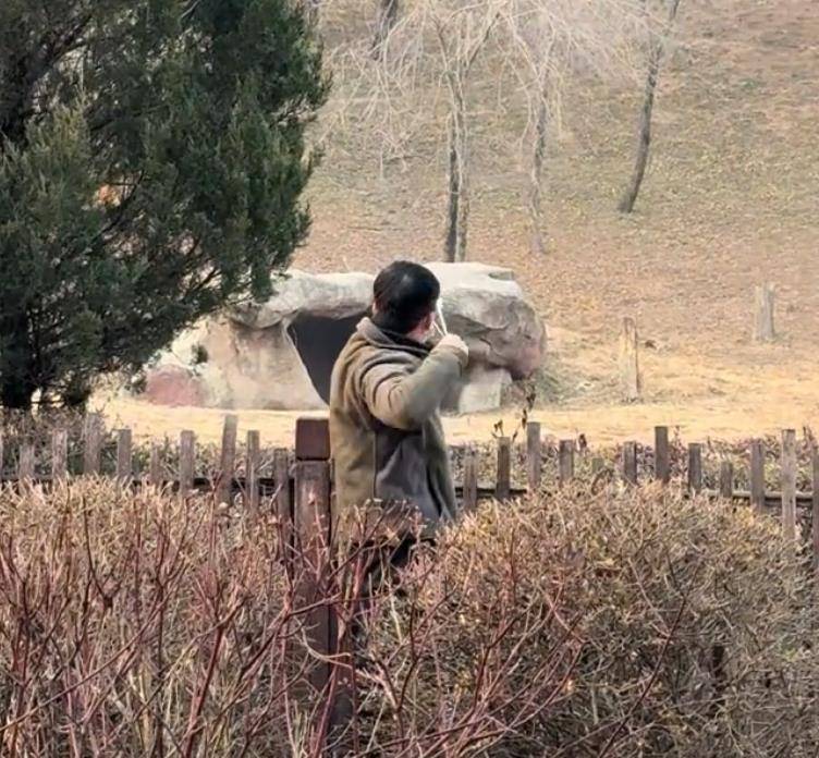 沈阳一男子动物园内用弹弓射老虎<strong></p>
<p>usdt浏览器</strong>,目击者称其“填装了弹丸”,打完后老虎爬起来了,园方:正在核实情况