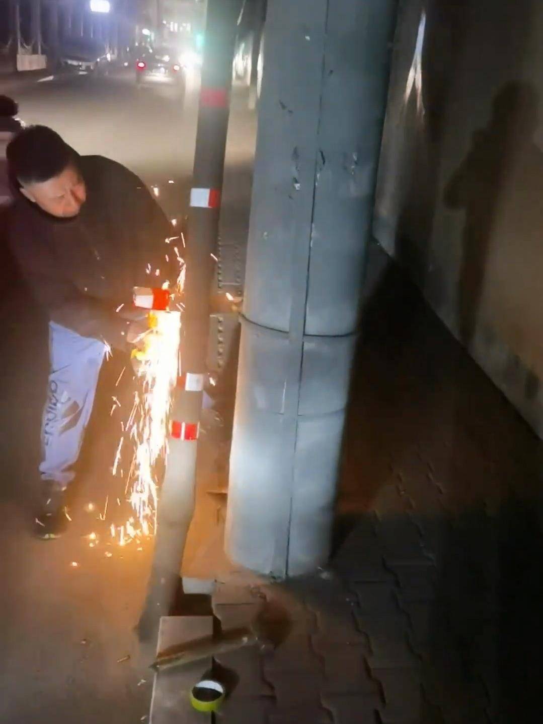 内蒙古“拔钉小哥”6年清理地钉近800斤<strong></p>
<p>usdt浏览器</strong>，带动全国200多个“拔钉侠”