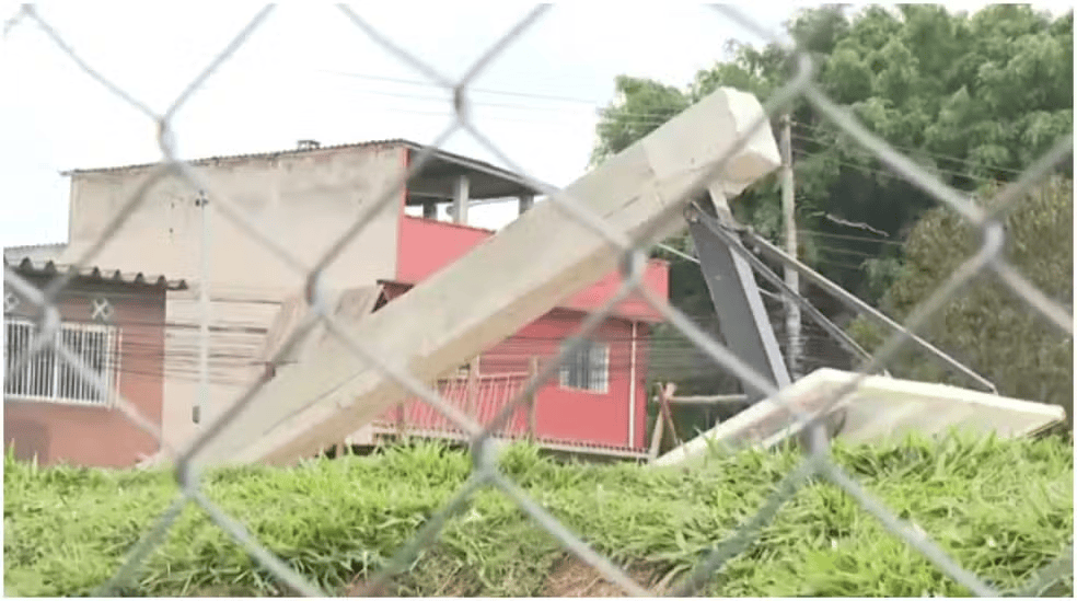 巴西17岁少年在朋友面前秀扣篮<strong></p>
<p>usdt浏览器</strong>，下一秒篮架倒塌被砸头身亡