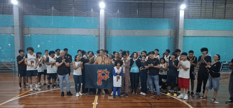 巴西17岁少年在朋友面前秀扣篮<strong></p>
<p>usdt浏览器</strong>，下一秒篮架倒塌被砸头身亡