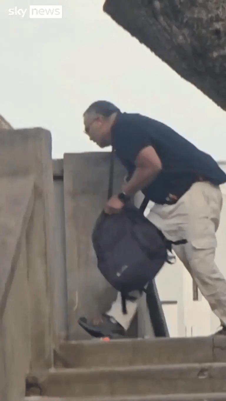 悉尼枪手被制服<strong></p>
<p>比特儿下载</strong>,愤怒民众猛踩头部,调查显示枪手合法持有六支枪