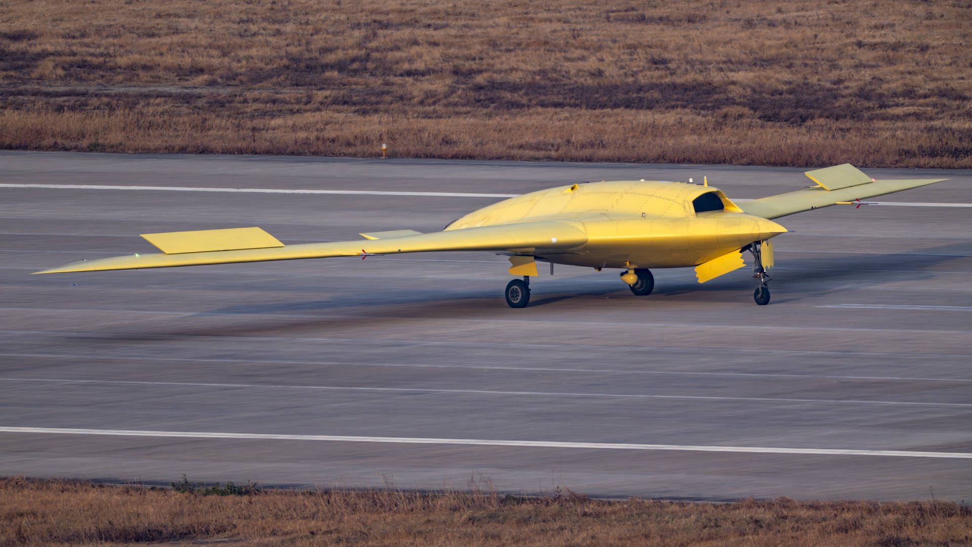 多张高清大图<strong></p>
<p>比特儿下载</strong>！新型高空高速长航时无人机彩虹-7近日成功首飞