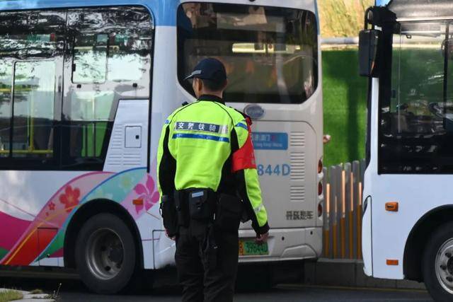 今天下午开始 深圳体育中心周边车多！