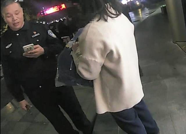 机智!快递在家门口被偷<strong></p>
<p>比特儿下载</strong>,她用一招抓到了人还拿回了东西