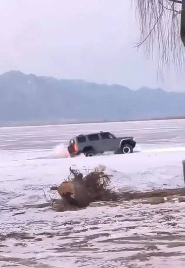 河北一越野车在水库冰面练漂移,冰层突然破裂,车轮落水被冻6小时,找来吊车深夜将车吊出