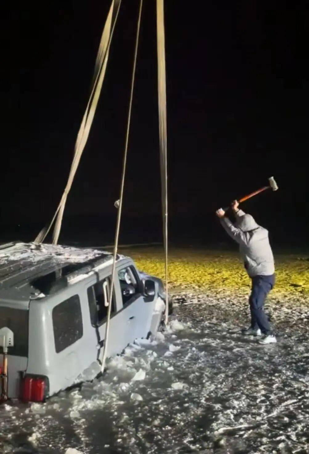 河北一越野车在水库冰面练漂移<strong></p>
<p>比特儿下载</strong>,冰层突然破裂,车轮落水被冻6小时,找来吊车深夜将车吊出