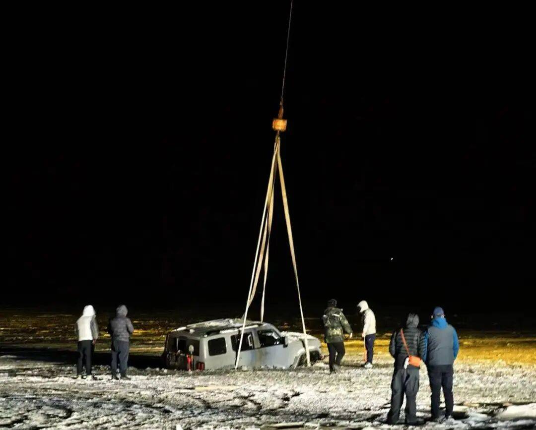 河北一越野车在水库冰面练漂移<strong></p>
<p>比特儿下载</strong>,冰层突然破裂,车轮落水被冻6小时,找来吊车深夜将车吊出