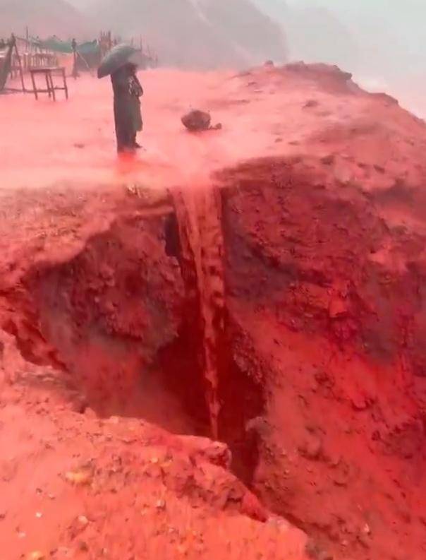 罕见!伊朗霍尔木兹岛遭遇强降雨<strong></p>
<p>比特儿交易平台</strong>,部分海域变成“血色海洋”