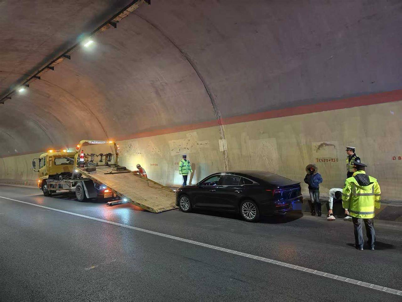 兰海高速一小车定速巡航故障刹车失灵<strong></p>
<p>比特儿交易平台</strong>，时速115狂奔490公里直至燃油耗尽，交警开道、路政压阵成功化险