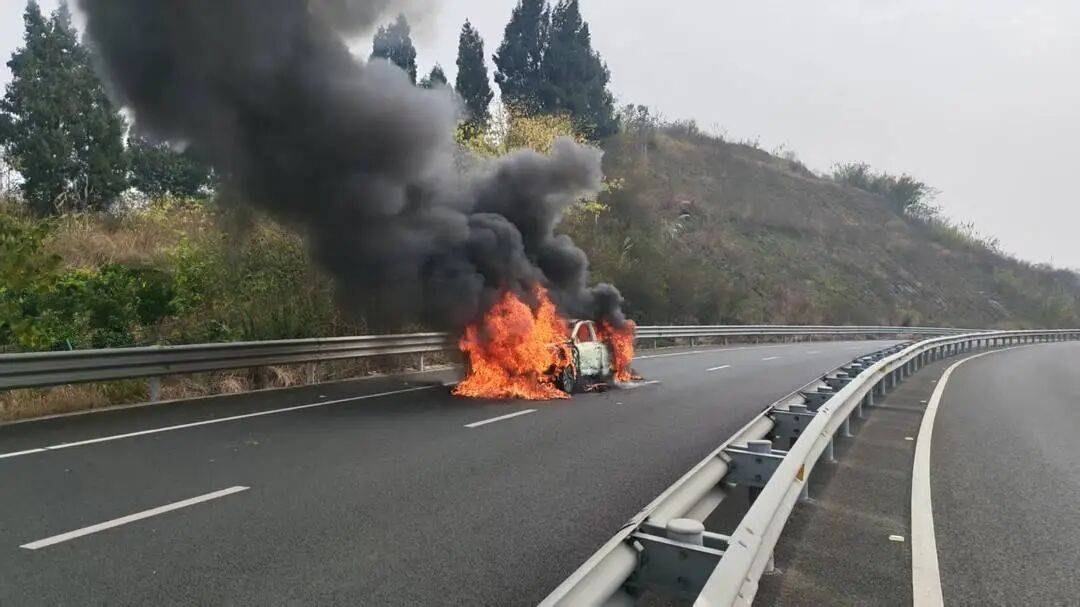 四川高速上一汽车突发自燃！车内两人闻到异味后果断弃车<strong></p>
<p>比特儿交易平台</strong>，成功逃生