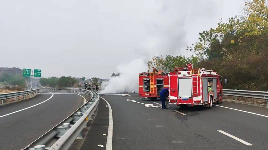 四川高速上一汽车突发自燃！车内两人闻到异味后果断弃车<strong></p>
<p>比特儿交易平台</strong>，成功逃生