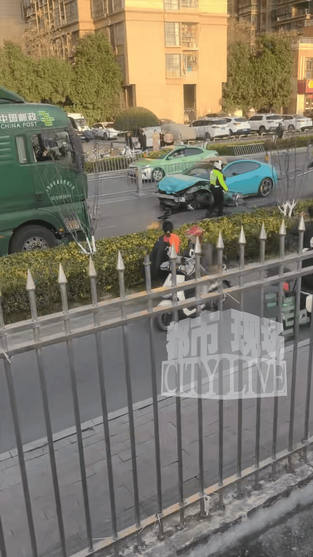 安徽一小米SU7撞翻几十米护栏<strong></p>
<p>比特儿交易平台</strong>，目击者称车辆前轮脱落后才刹停，当地交警回应