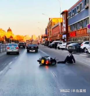 大连女车主马路上果断停车,前方路面一辆电动车突然摔倒……