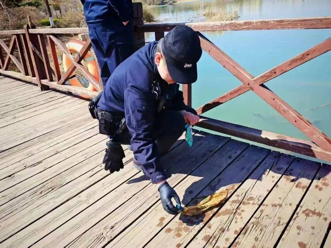 在公园游玩发现子弹<strong></p>
<p>比特儿服务器请求失败</strong>,果断报警!淄博这两名小学生,真棒!